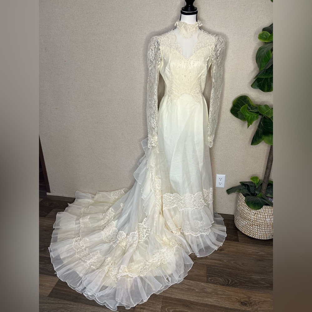Vintage Alessandro Bridal Elegant Cream Lace Wedding Dress